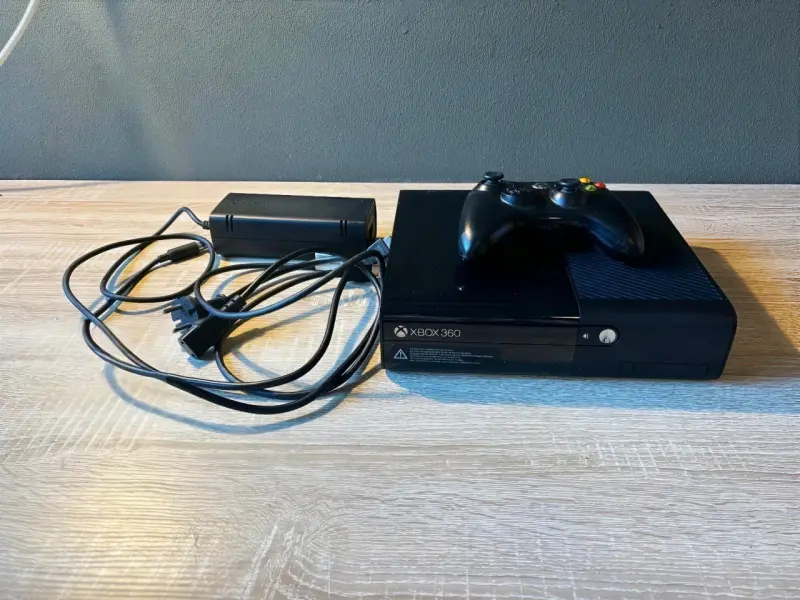 CONSOLA XBOX 360 SLIM E DESBLOQUEADA (RGH) - 1