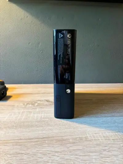 CONSOLA XBOX 360 SLIM E DESBLOQUEADA (RGH) - miniatura 2