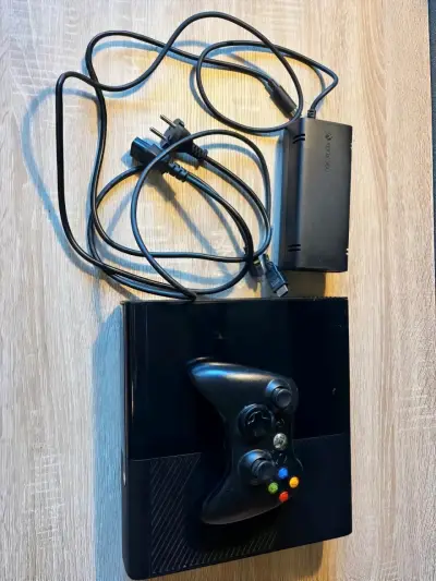 CONSOLA XBOX 360 SLIM E DESBLOQUEADA (RGH) - miniatura 3