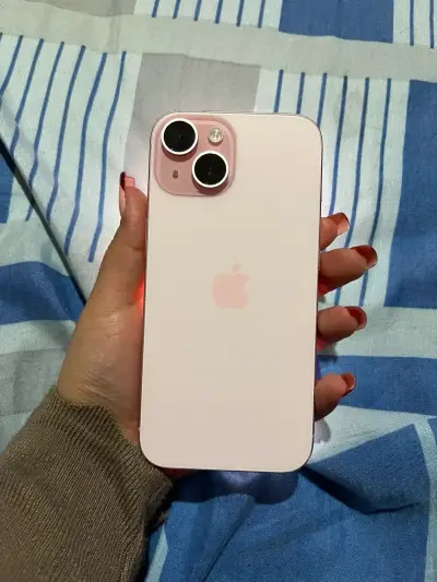 iPhone 15 rosa en excelente estado - miniatura 1