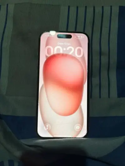 iPhone 15 rosa en excelente estado - miniatura 2