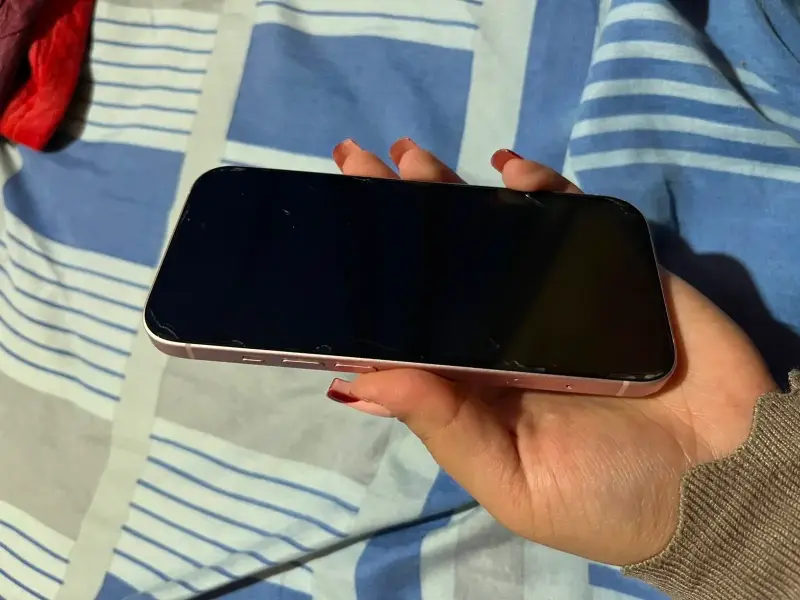 iPhone 15 rosa en excelente estado - 3