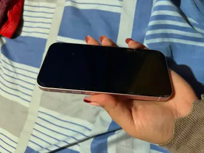 iPhone 15 rosa en excelente estado - miniatura 3