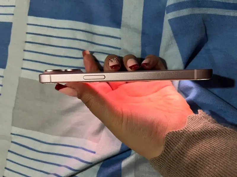 iPhone 15 rosa en excelente estado - 4
