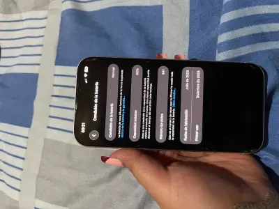 iPhone 15 rosa en excelente estado - miniatura 5