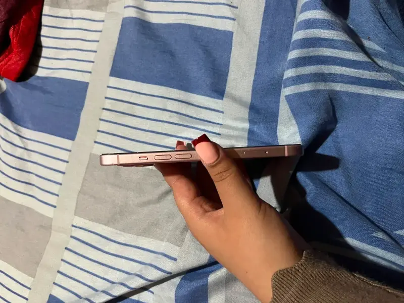 iPhone 15 rosa en excelente estado - 6
