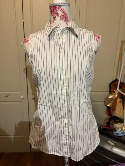Blusa sin mangas a rayas blancas y negras - miniatura 2
