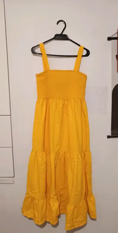 Vestido amarillo de tirantes estilo veraniego - miniatura 1