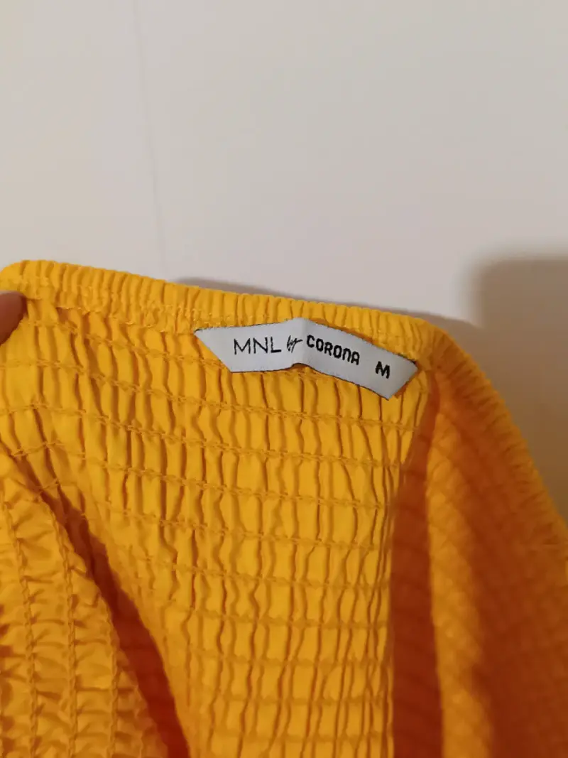 Vestido amarillo de tirantes estilo veraniego - 2
