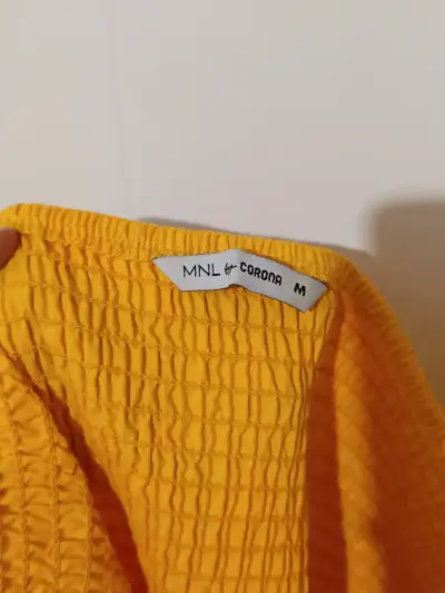 Vestido amarillo de tirantes estilo veraniego - miniatura 2