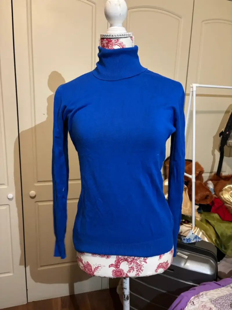 Suéter azul de cuello alto para mujer - 1