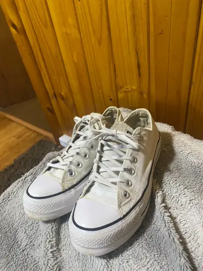 Zapatillas blancas de lona estilo casual - miniatura 1