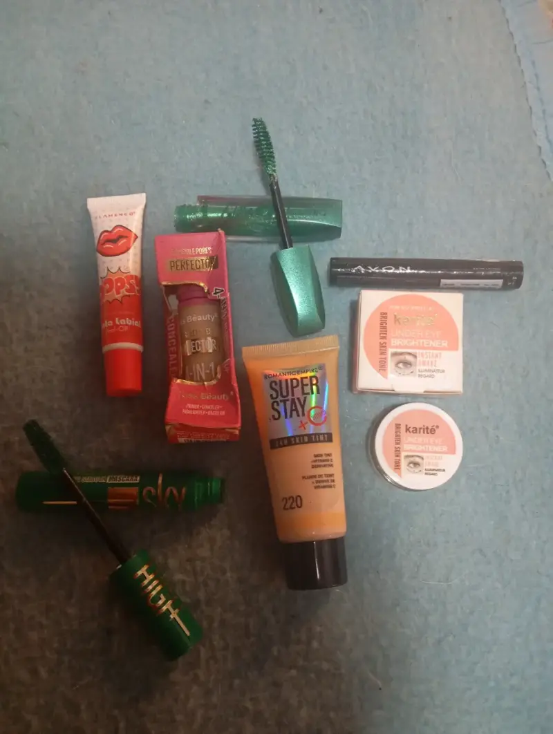 Set de maquillaje Kiss Beauty con polvo y iluminador - 3
