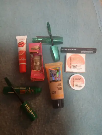 Set de maquillaje Kiss Beauty con polvo y iluminador - miniatura 3
