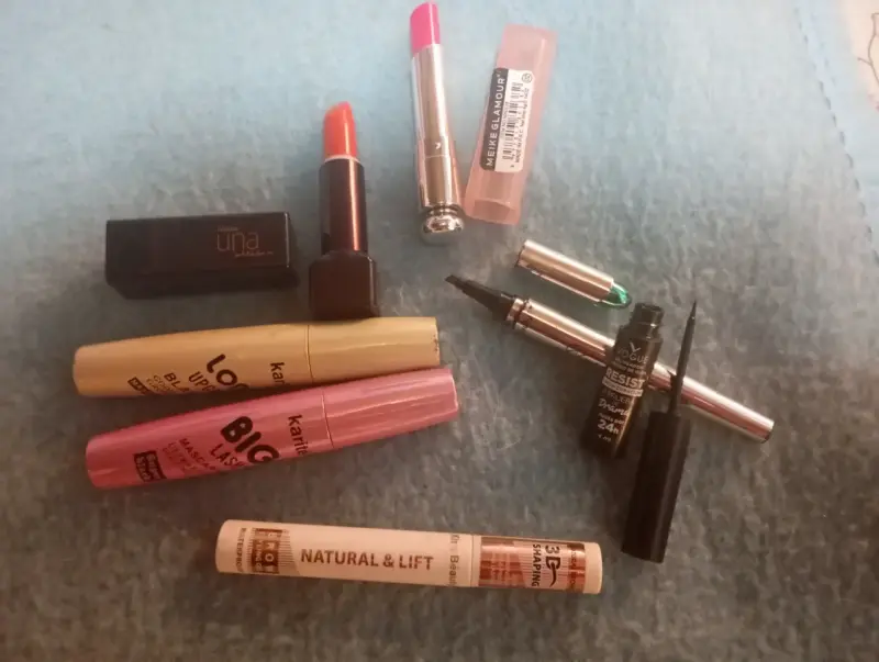 Set de maquillaje Kiss Beauty con polvo y iluminador - 5