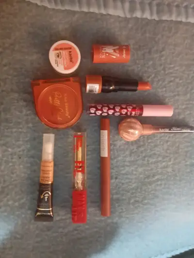 Set de maquillaje Kiss Beauty con polvo y iluminador - miniatura 6