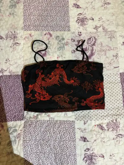 Top negro con estampado de dragones rojos - miniatura 1