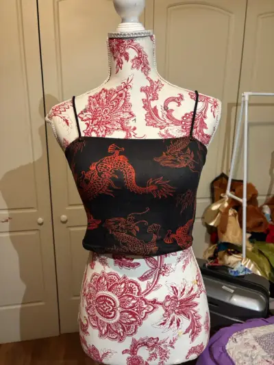 Top negro con estampado de dragones rojos - miniatura 2