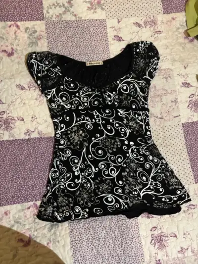 Polera negra con diseño floral Y2K. - miniatura 1