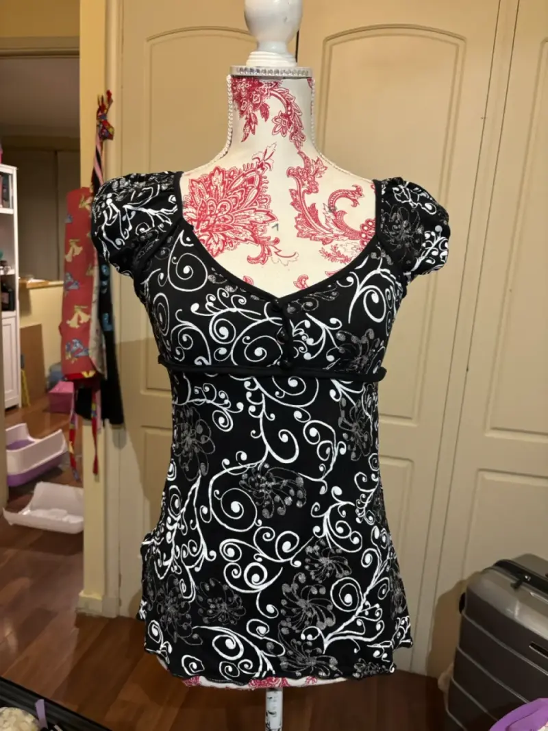 Polera negra con diseño floral Y2K. - 2
