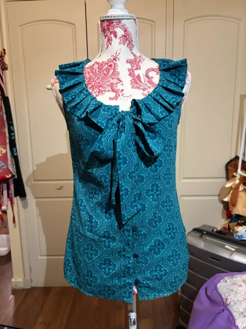 Blusa sin mangas azul con volantes - 1