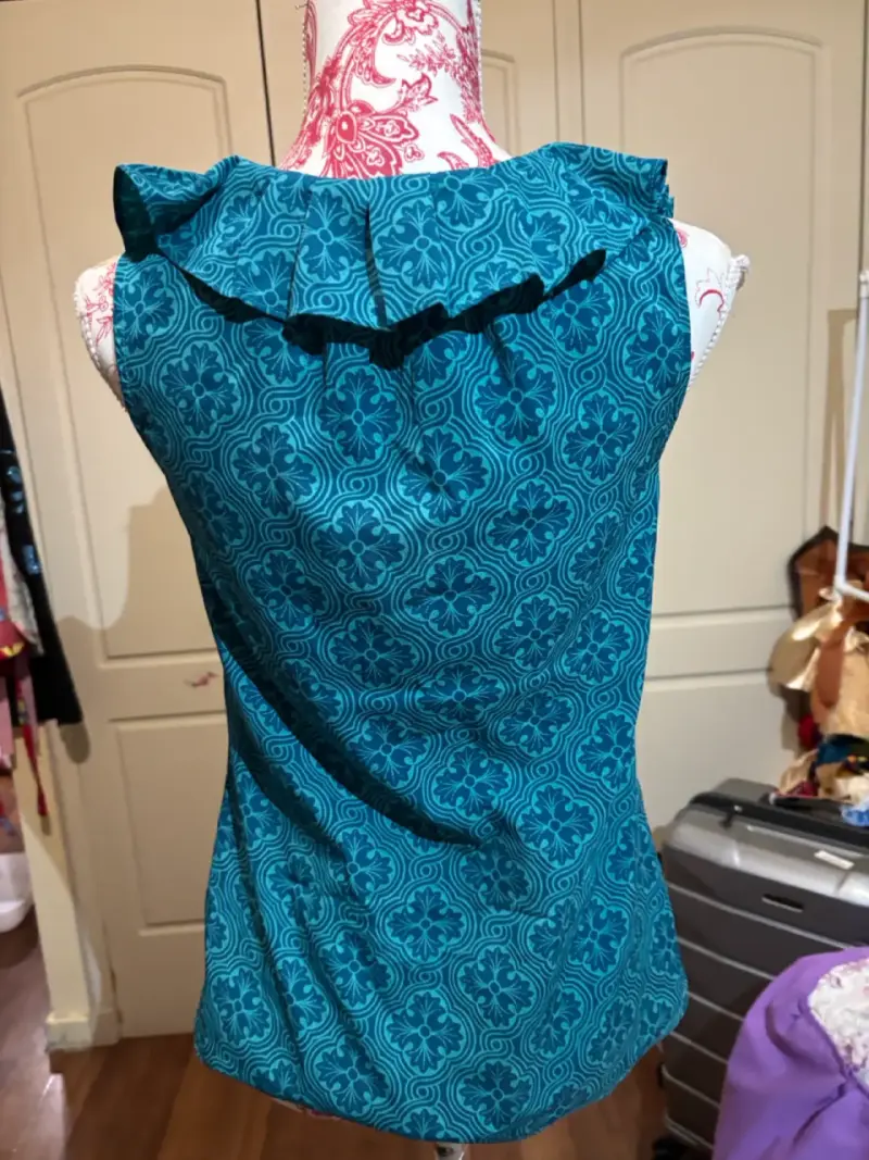 Blusa sin mangas azul con volantes - 2