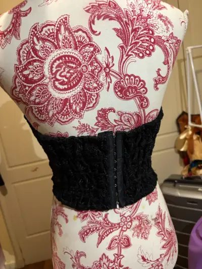 Corset negro de encaje elegante - miniatura 5