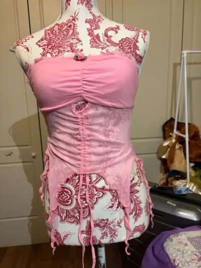 Top rosa con detalle floral SHEIN - miniatura 1