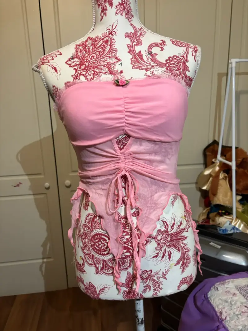 Top rosa con detalle floral SHEIN - 2