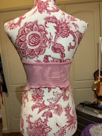 Top rosa con detalle floral SHEIN - miniatura 3