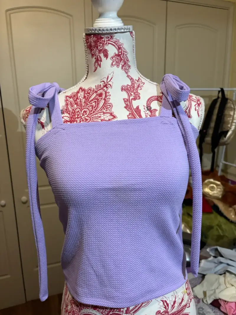 Top lila con tirantes ajustables - 2
