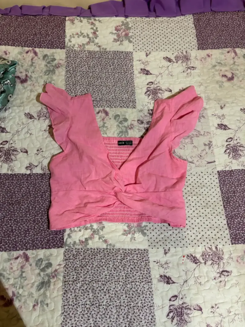 Top rosa con diseño cruzado - 1