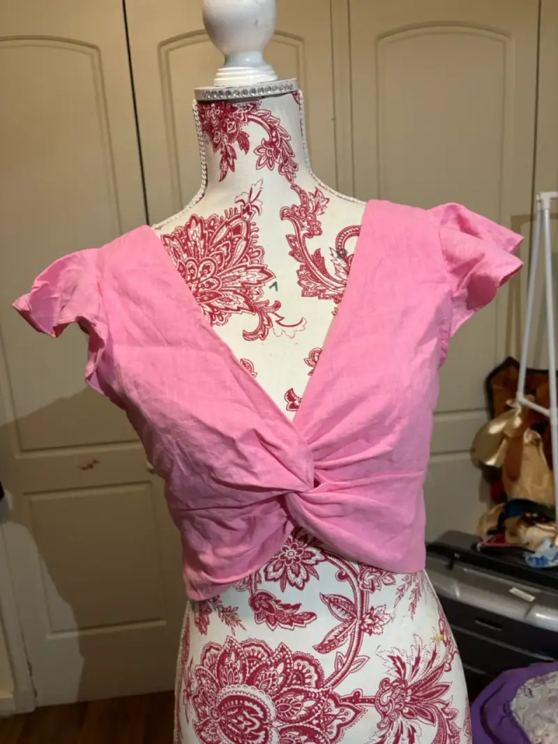Top rosa con diseño cruzado - 2