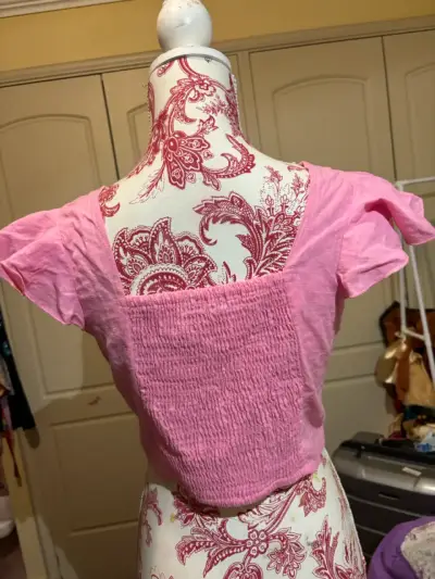 Top rosa con diseño cruzado - miniatura 3