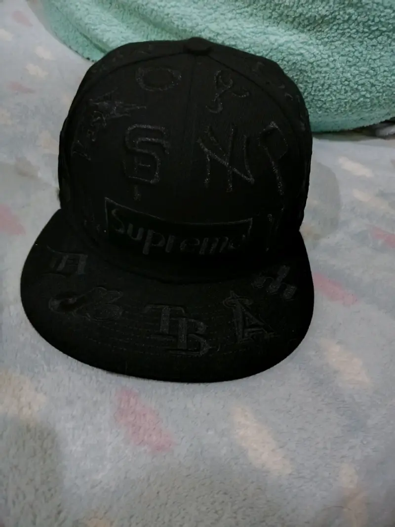 Gorra negra Supreme bordada - 1