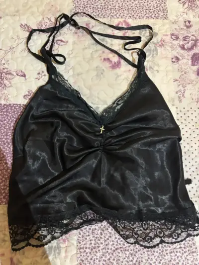 Top de encaje negro con tirantes - miniatura 2
