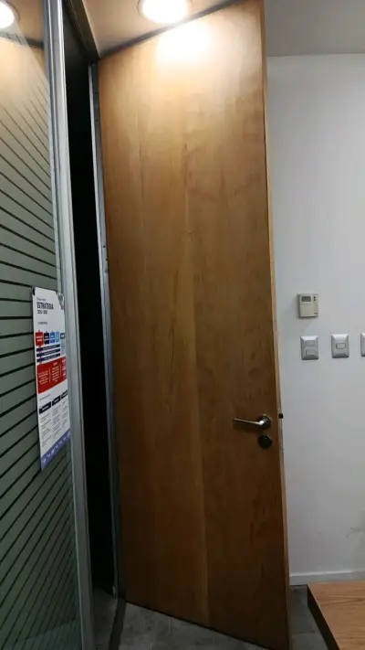 Puerta de madera con gancho - miniatura 2