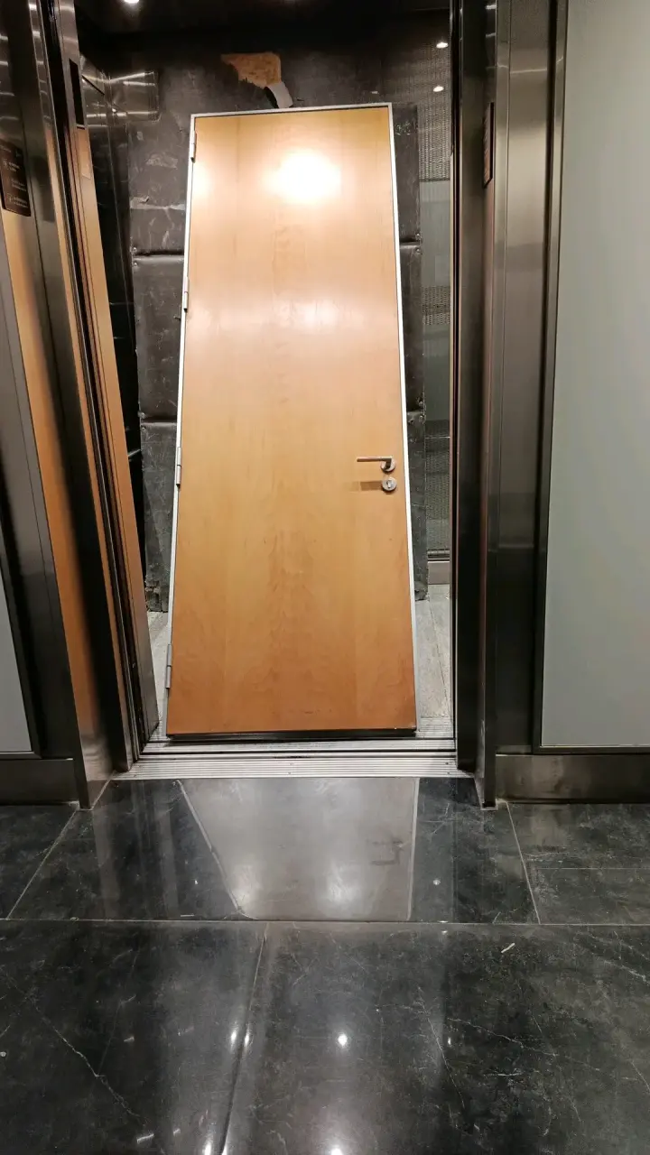 Puerta de madera con gancho - 3
