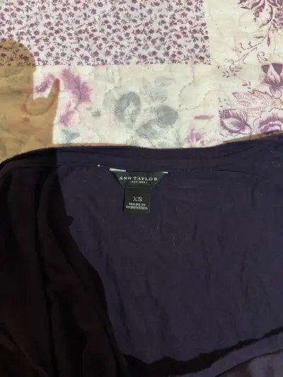 Blusa sin mangas negra elegante - miniatura 2