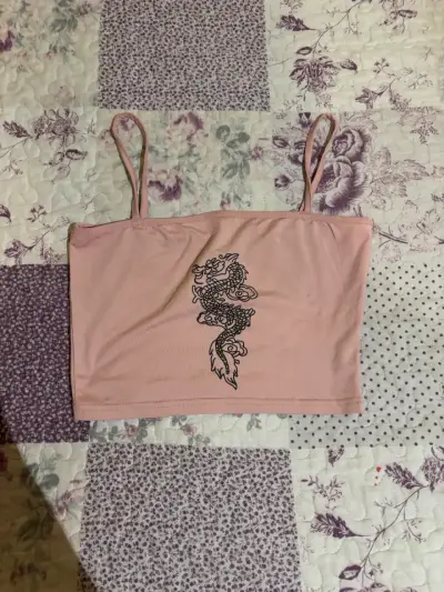 Top rosado con diseño de dragón - miniatura 1