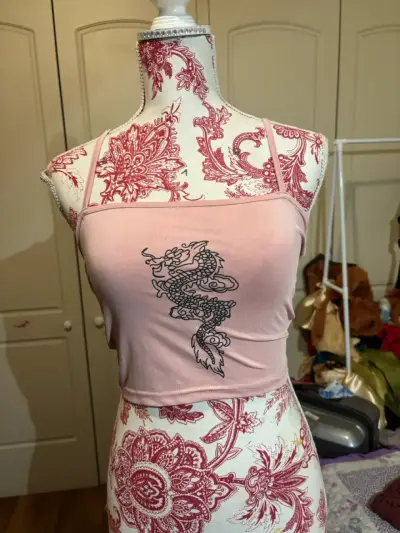 Top rosado con diseño de dragón - miniatura 2