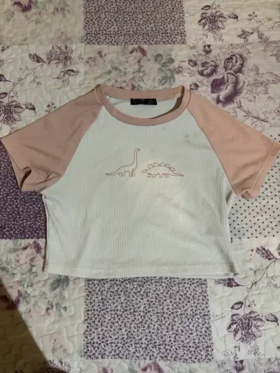 Polera manga corta con diseño de dinosaurios - miniatura 1