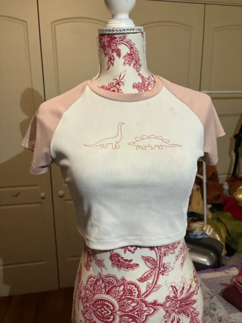Polera manga corta con diseño de dinosaurios - 2