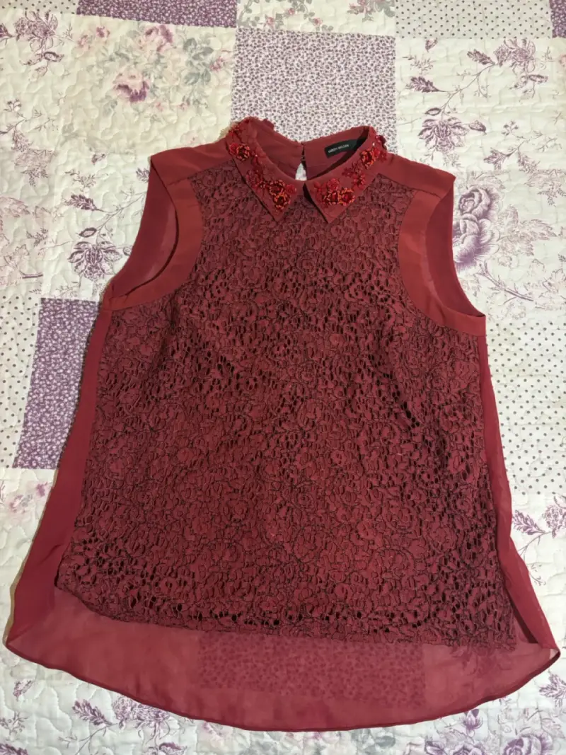 Blusa sin mangas de encaje rojo con cuello bordado - 1