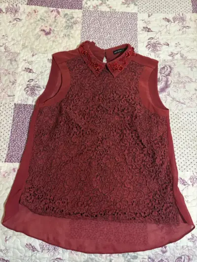 Blusa sin mangas de encaje rojo con cuello bordado - miniatura 1