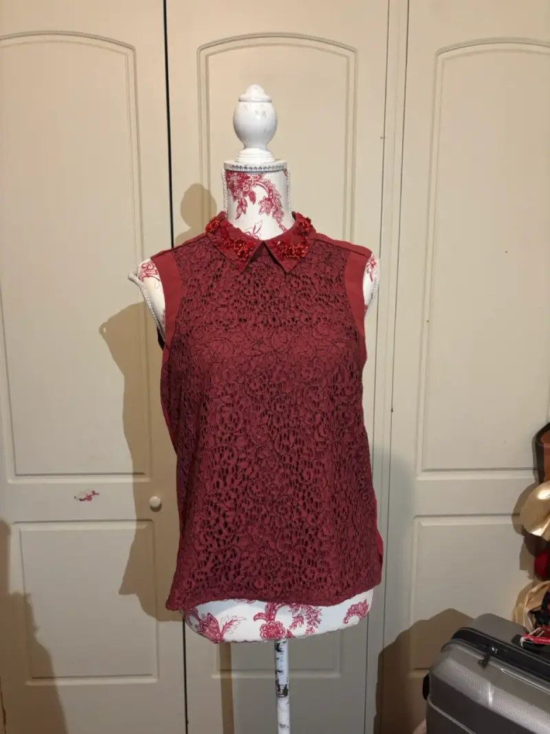 Blusa sin mangas de encaje rojo con cuello bordado - 2