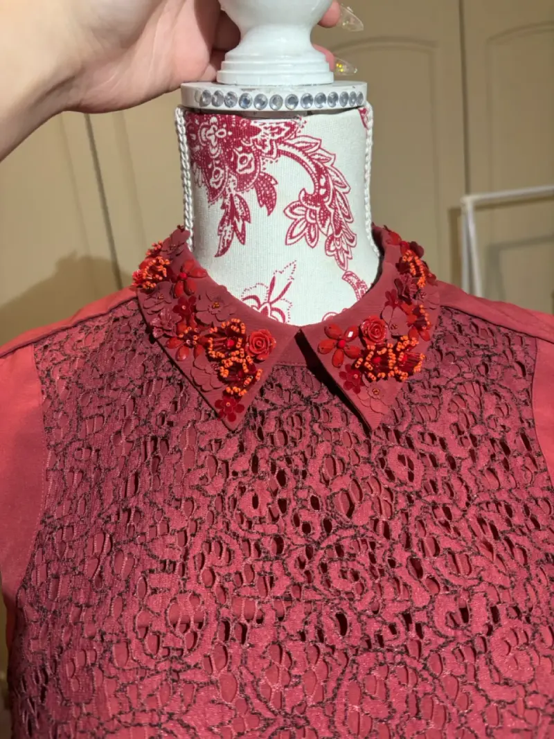 Blusa sin mangas de encaje rojo con cuello bordado - 3