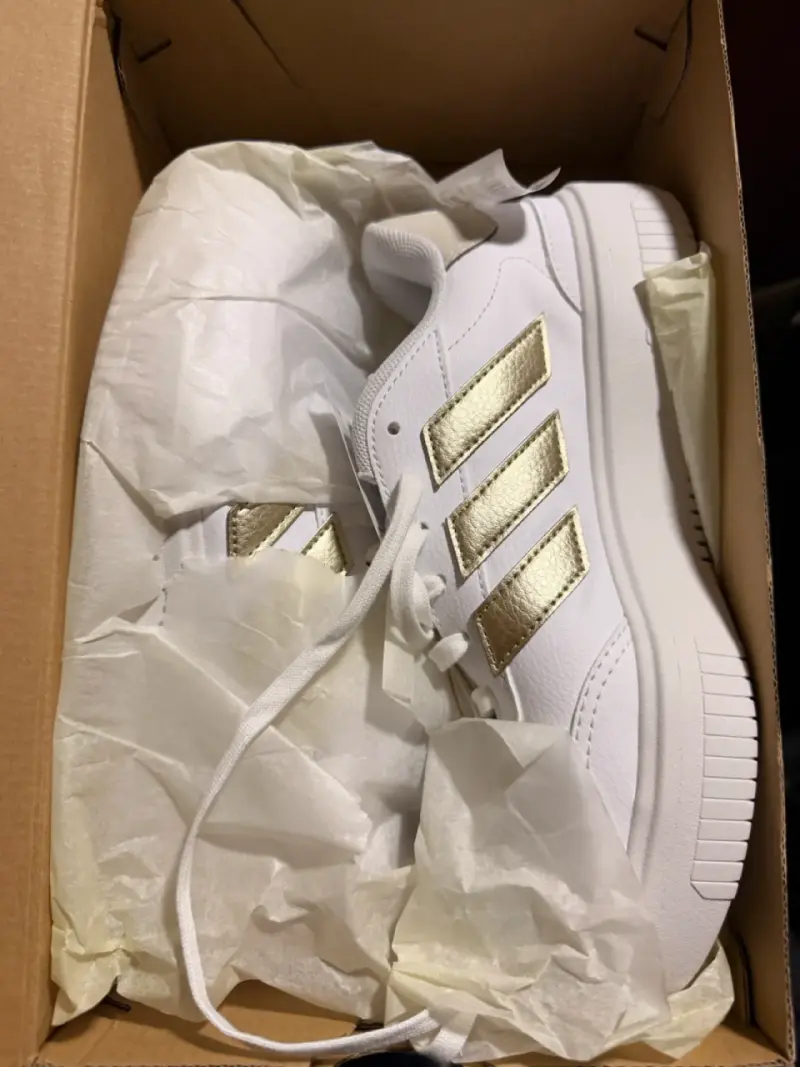 Zapatillas blancas Adidas con detalles dorados - 1