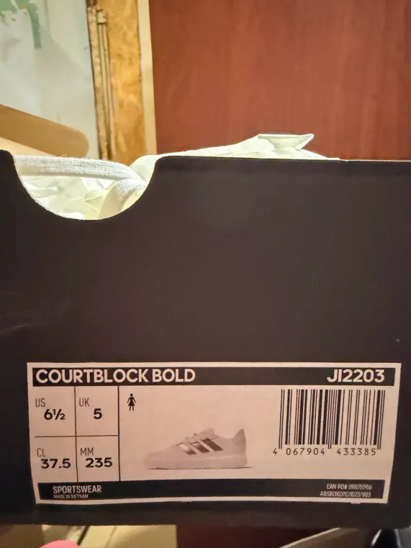Zapatillas blancas Adidas con detalles dorados - 2