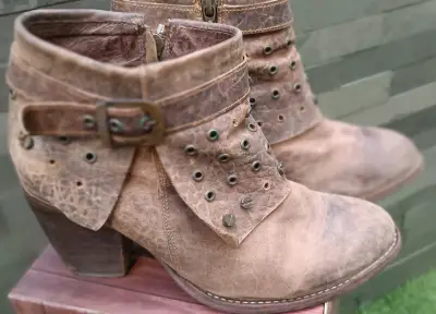 Botines de cuero marrón con hebilla y tachas - miniatura 1